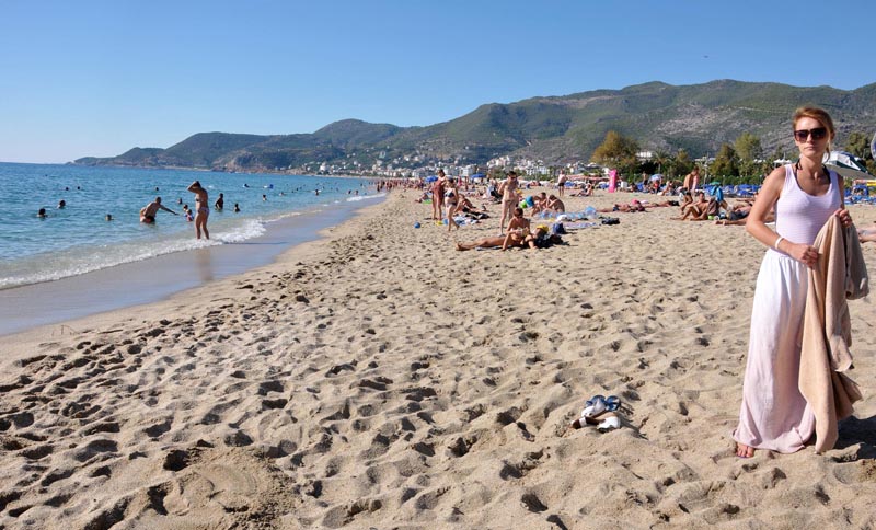 ANTALYA'NIN ALANYA ILCESI'NDE DUNYACA UNLU DAMLATAS PLAJI DENIZ CEKILMESI NEDENIYLE 30 METRE GENISLEDI. (FOTO:TEOMAN ERIS/ALANYA-DHA)